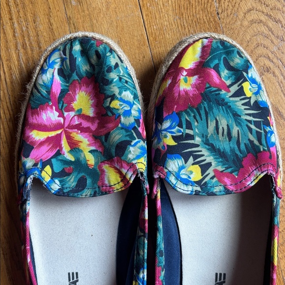 American Eagle size 8 cute flower print slip on - Picture 3 of 4